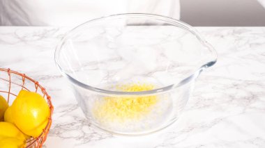 Adım adım. Limonlu kek hazırlamak için bardağa taze limon dolduruyorum..