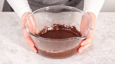 Adım adım. Tek boynuzlu at gökkuşağı çikolatalı keklerin karışımı..