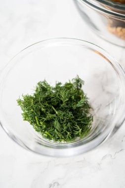 Kremalı yaban mantarı çorbası hazırlamak için bardaktaki ölçülü malzemeler..