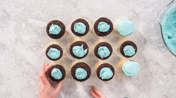 Flat Lay Step Step Scooping Blue Buttercream Frosting Top Chocolate — Stock Photo, Image