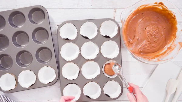 Ett Platt Ligg Scooping Deg Folie Cupcake Foder För Att — Stockfoto