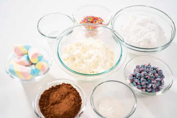 Ingredientes Medidos Tigelas Mistura Vidro Para Fazer Unicórnio Mistura Chocolate — Fotografia de Stock
