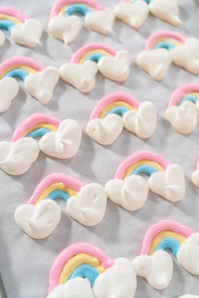 Frisch Gebackene Einhorn Meringue Pops Kühlen Auf Backblechen Die Mit — Stockfoto