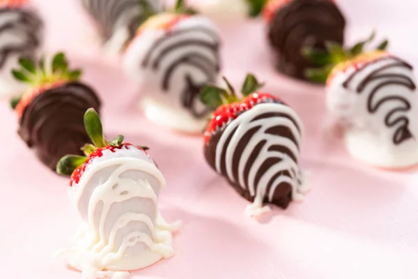 Weiße Und Dunkle Schokolade Eingetauchte Erdbeeren Auf Rosa Hintergrund — Stockfoto