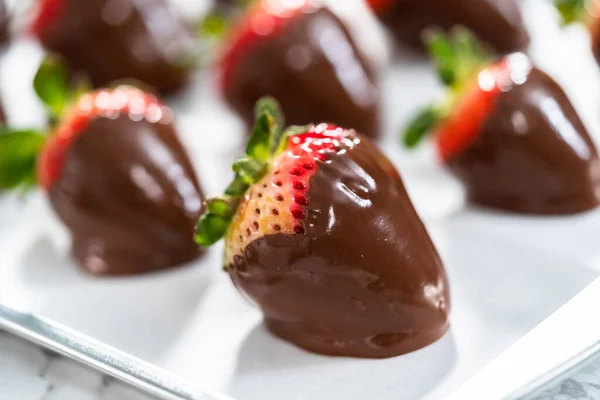 Herstellung Von Erdbeeren Aus Weißer Und Dunkler Schokolade — Stockfoto