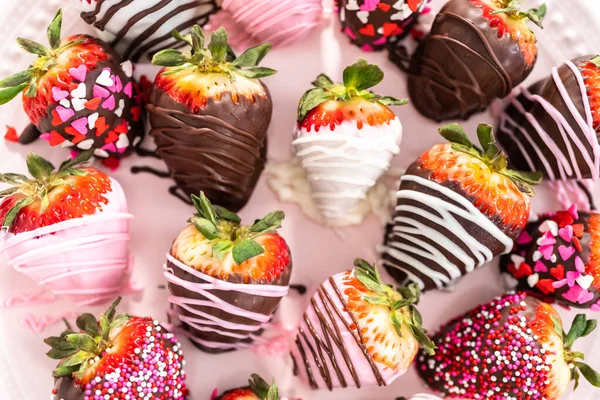 Verschiedene Schokolade Eingetauchte Erdbeeren Auf Einem Rosa Kuchenstand — Stockfoto