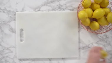 Düz yatıyordu. Adım adım. Küçük bir bardağa taze limon suyu sıkıyorum..