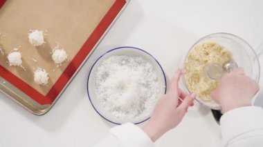 Düz yatıyordu. Hindistan cevizli kurabiye pişirmek için kurabiye hamurunu kabartmak..