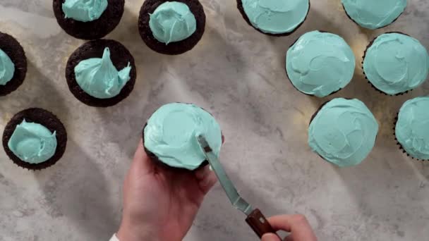 Acostado Decoración Cupcakes Chocolate Con Glaseado Crema Mantequilla Dulces Arco — Vídeos de Stock