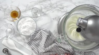 Adım adım. Düz yatıyordu. Tek boynuzlu at kurabiyeleri pişirmek için mutfak mikserinde krema yapıyorum..