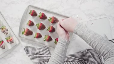 Düz yatıyordu. Adım adım. Çiseleyen erimiş çikolata, pasta poşetinden çikolata kaplı çileğe.