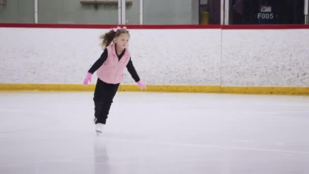 Meisje Oefenen Kunstschaatsen Beweegt Indoor Ijsbaan — Stockvideo