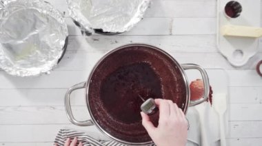 Düz yatıyordu. Adım adım. Basit çikolatalı şekerlemeler yapmak için yemek kabındaki malzemeleri karıştırıyorum..