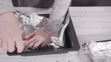 Adım adım. Ev yapımı şekerleme yapmak için pişirme kabını folyoyla kaplıyorum..