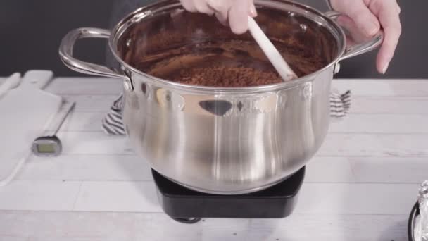Paso Paso Mezclar Ingredientes Olla Cocción Para Hacer Dulce Chocolate — Vídeo de stock