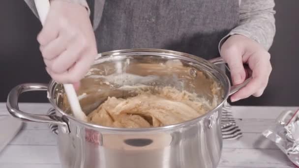 Stap Voor Stap Smelten Van Witte Chocolade Chips Kookpot Suikerriet — Stockvideo
