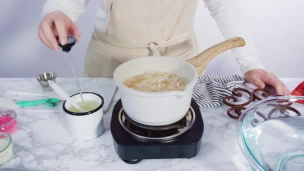 Lapso Tiempo Paso Paso Azúcar Caramelizante Una Olla Pequeña Sobre — Vídeos de Stock