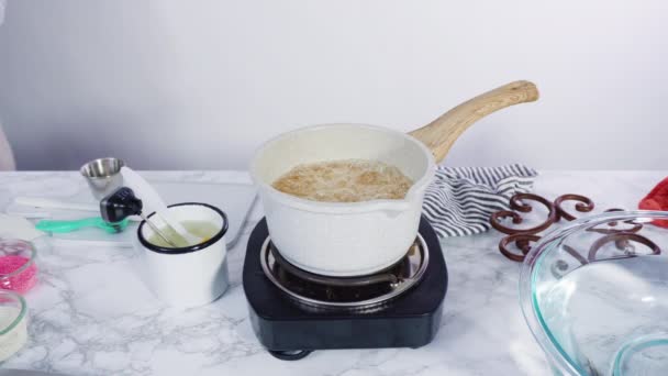 Paso Paso Azúcar Caramelizante Una Olla Pequeña Sobre Pequeña Estufa — Vídeos de Stock