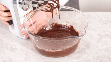 Adım adım. Tek boynuzlu at gökkuşağı çikolatalı keklerin karışımı..