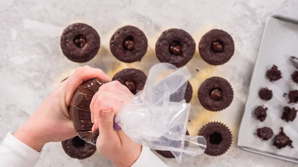 Acostado Paso Paso Relleno Cupcakes Chocolate Con Ganache Chocolate —  Fotos de Stock