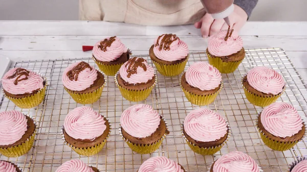 Drizzling Choklad Ganache Ovanpå Baka Choklad Hallon Muffins — Stockfoto