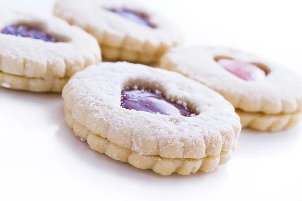 Linzer Torte Soubory Cookie Bílém Pozadí Práškovým Cukrem Pokropil Vrcholu — Stock fotografie