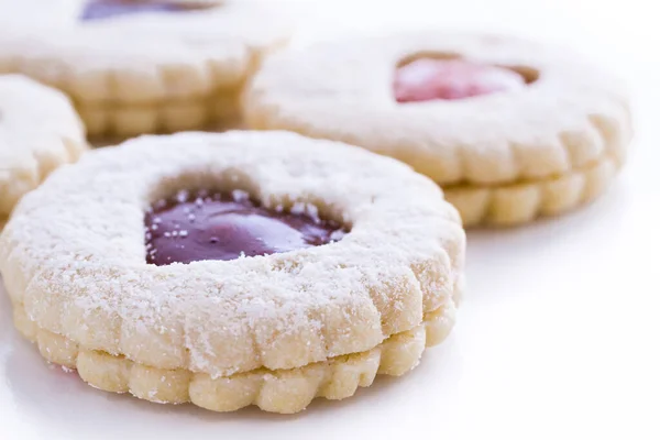 Linzer Torte Soubory Cookie Bílém Pozadí Práškovým Cukrem Pokropil Vrcholu — Stock fotografie