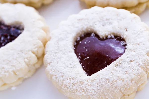 Linzer Torte Soubory Cookie Bílém Pozadí Práškovým Cukrem Pokropil Vrcholu — Stock fotografie