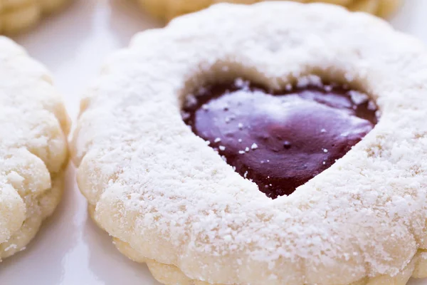 Linzer Torte Soubory Cookie Bílém Pozadí Práškovým Cukrem Pokropil Vrcholu — Stock fotografie