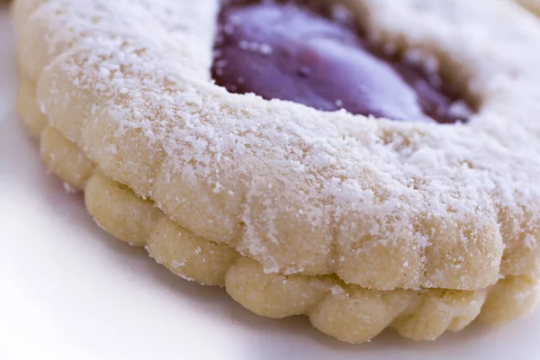 Linzer Torte Soubory Cookie Bílém Pozadí Práškovým Cukrem Pokropil Vrcholu — Stock fotografie
