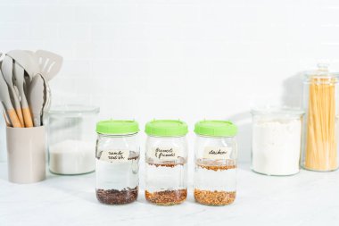 Birinci gün. Mutfak tezgahında filizlenen kapağı olan bir kavanozda organik filizler yetişiyor..