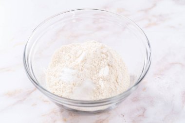 Elmalı kek ve karamel jöleli kek yapmak için büyük bir bardakta karıştırma malzemesi..