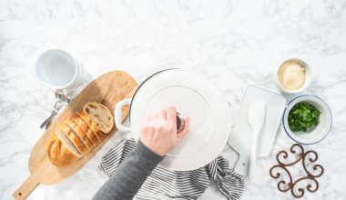 Düz yatıyordu. Dökme demir Hollanda fırınında vejetaryen beyaz fasulye çorbası pişirmek.