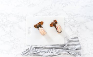 Düz yatıyordu. Sarımsaklı ıstakoz kuyruğu yapmak için çiğ ıstakoz kuyruğu hazırlıyorum..