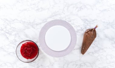Düz yatıyordu. Çikolatalı pastayı çikolata kremalı kremayla kaplamak..