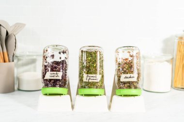 Altıncı gün. Mutfak tezgahında filizlenen kapağı olan bir kavanozda organik filizler yetişiyor..