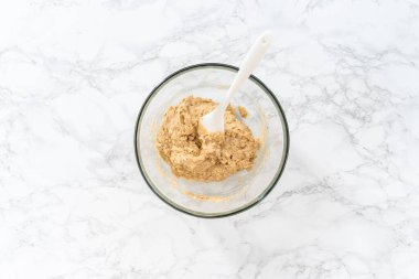 Düz yatıyordu. Muzlu yulaf ezmeli kek pişirmek için büyük bir bardakta karıştırma malzemesi..