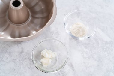 4 Temmuz 'da çikolatalı kek pişirmek için yağlı kek tepsisi.