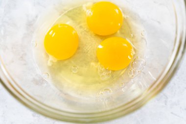 Fünyeli kek pişirmek için karıştırma kabındaki malzemeleri karıştırıyorum..