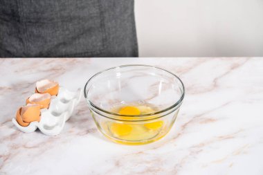 Elmalı kek ve karamel jöleli kek yapmak için büyük bir bardakta karıştırma malzemesi..