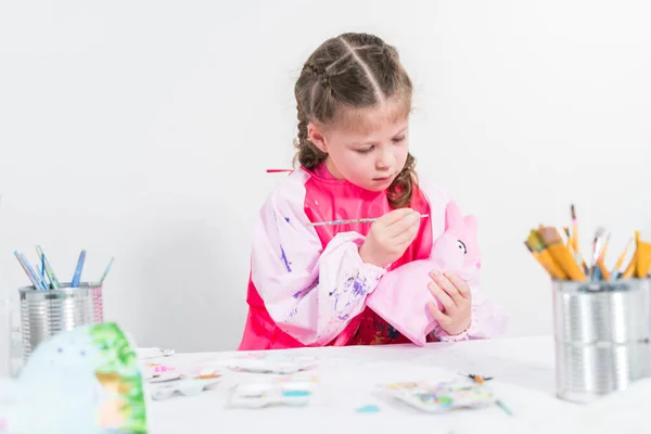 Hemundervisning Covid Nedstängning Liten Flicka Målning Papper Mache Påsk Kanin — Stockfoto