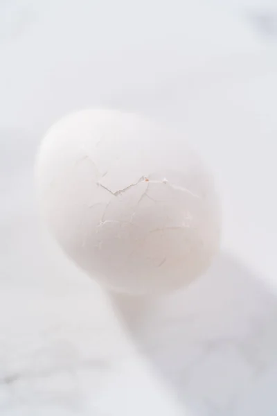 Hartgekochte Eier Der Marmornen Küchentheke Schälen — Stockfoto