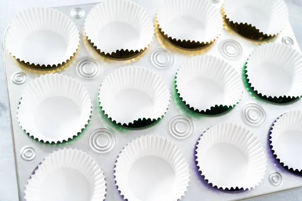 カップケーキパンのカラフルな箔ベーキングカップケーキライナー — ストック写真
