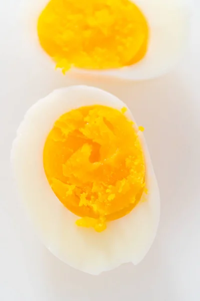 Snijd Hardgekookte Eieren Een Witte Snijplank — Stockfoto