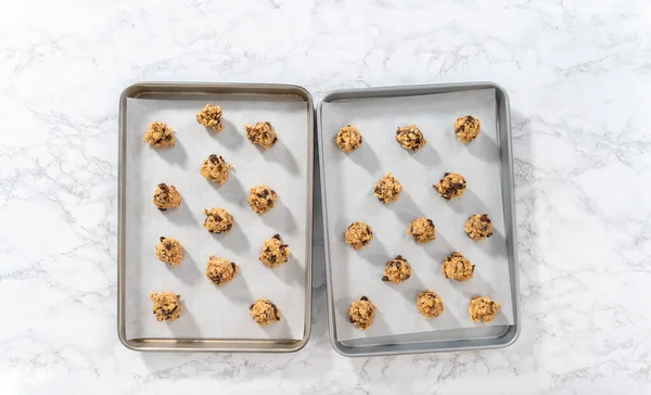 Acostado Sacando Masa Galletas Con Cuchara Masa Una Bandeja Para —  Fotos de Stock