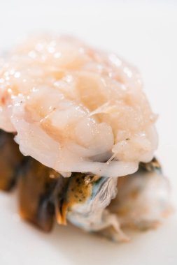 Sarımsaklı ıstakoz kuyruğu yapmak için çiğ ıstakoz kuyruğu hazırlıyorum..