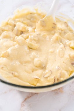 Elmalı kek ve karamel jöleli kek yapmak için büyük bir bardakta karıştırma malzemesi..