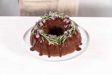 Çikolatalı kek. Çikolata kremalı. Taze yaban mersinli ve biberiyeli..