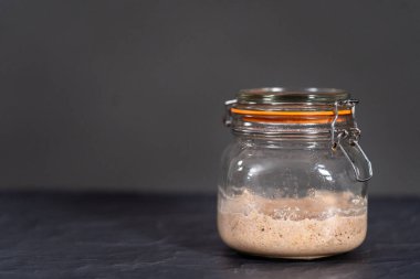 Ev yapımı buğday ekmeği. Cam bir mason kavanozunda başlangıç..