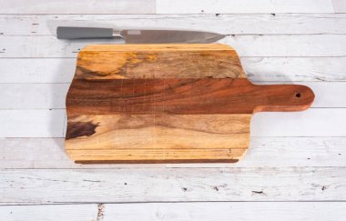 Mutfak bıçağıyla boş ahşap kesme tahtası.